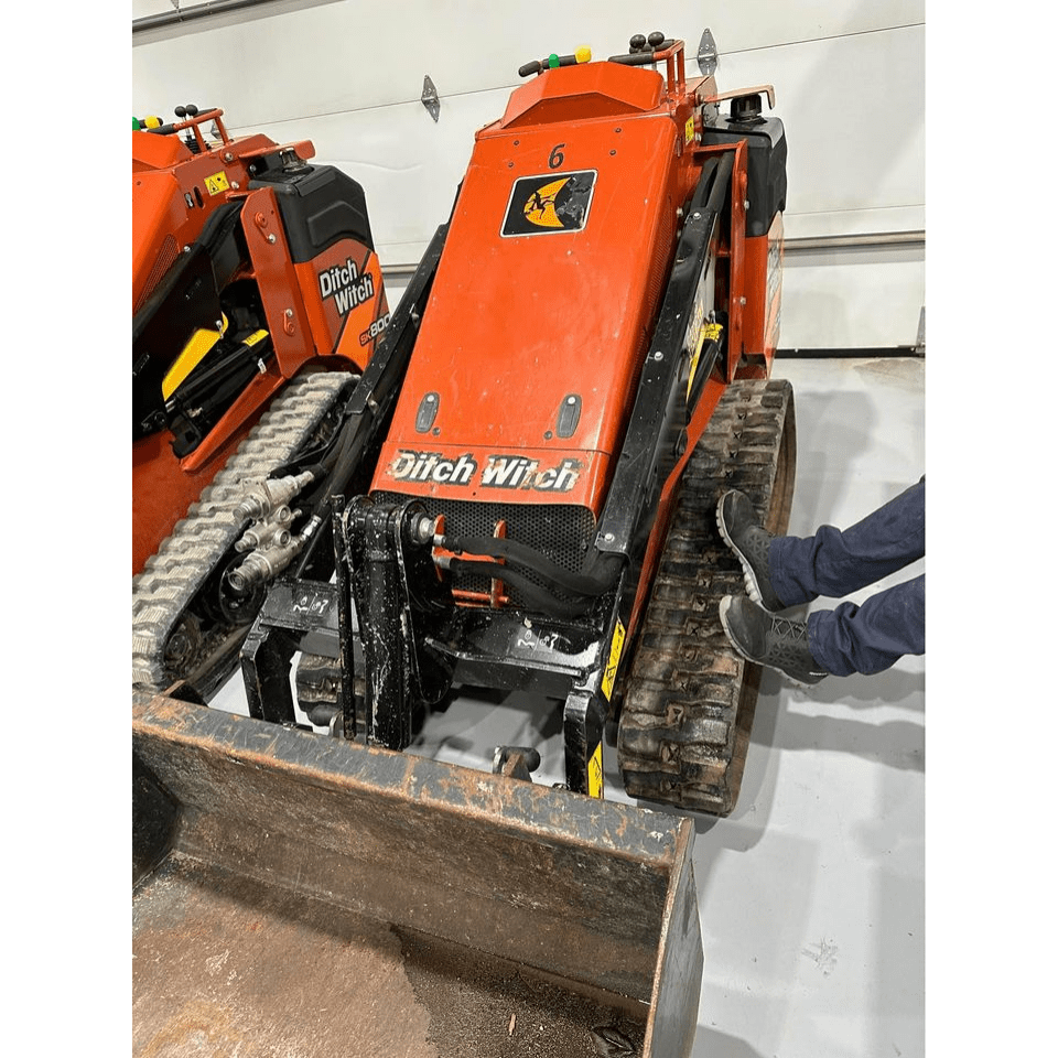 DITCH WITCH SK800 WITH 44" BUCKET